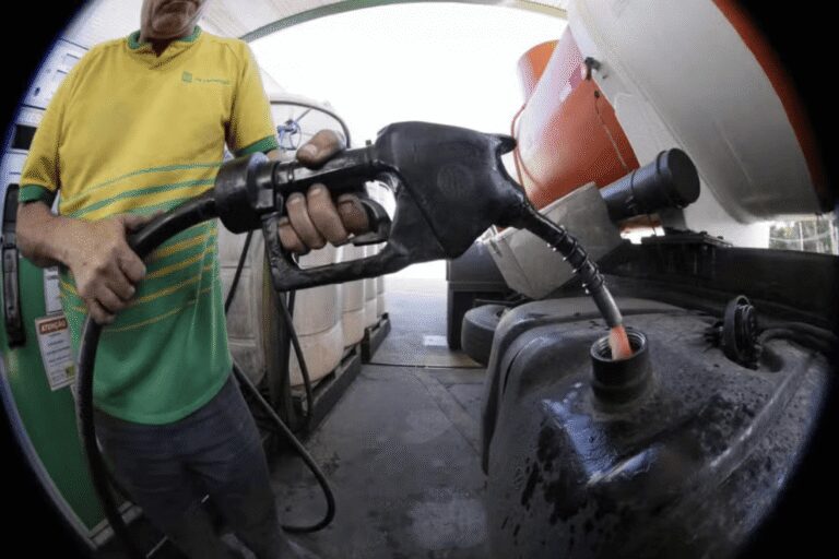 Petrobras anuncia redução de R$ 0,35 no preço do diesel para distribuidoras a partir desta segunda (01)
