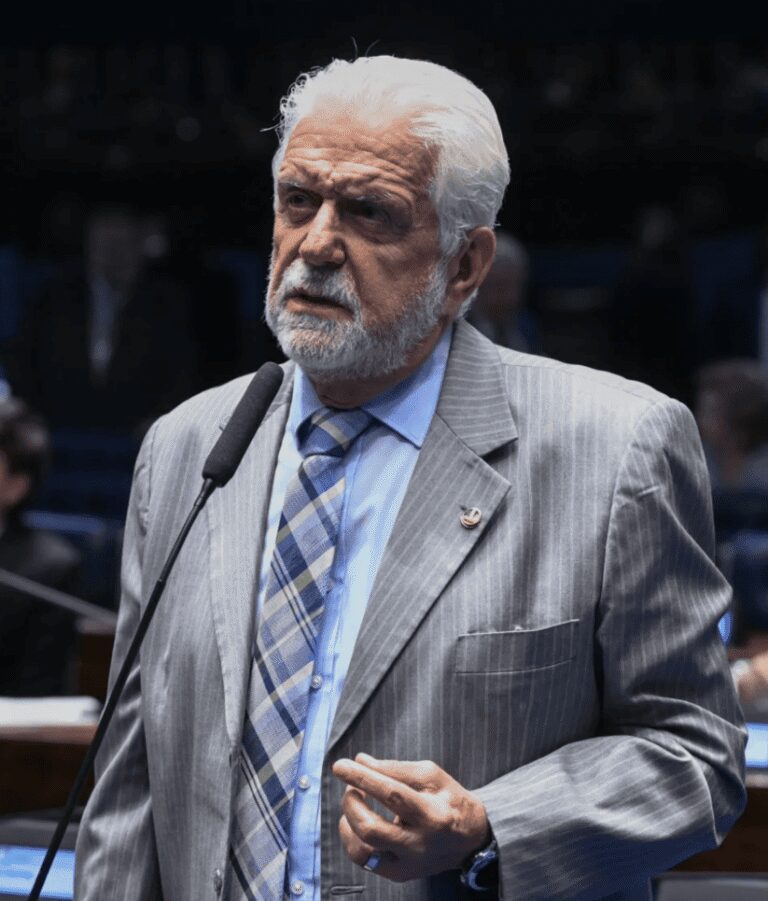 Jaques Wagner deixa liderança do governo no Senado após reunião com Lula
