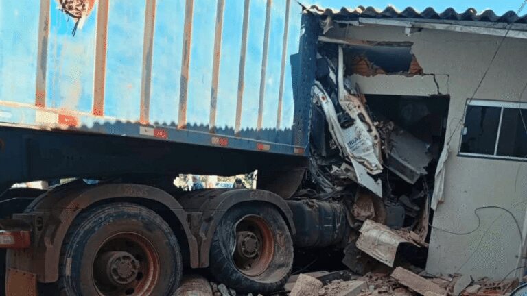 Carreta carregada com cana perde controle e atinge residência em Capinópolis