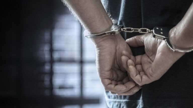 Homem é preso pela PM após cumprimento de mandado judicial em Ituiutaba