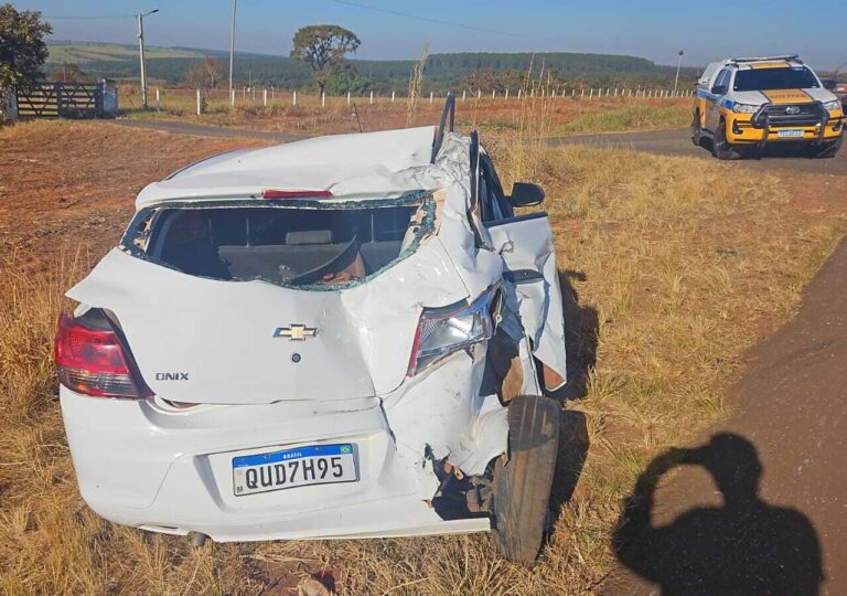 Mulher fica ferida após estouro de um pneu provocar colisão entre carro e ônibus, em Prata (MG)