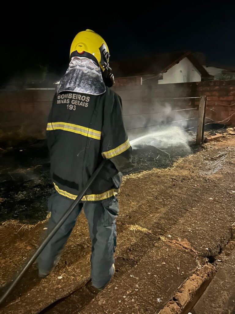 Incêndio em lote no bairro Lagoa Azul é contido pelos bombeiros em Ituiutaba