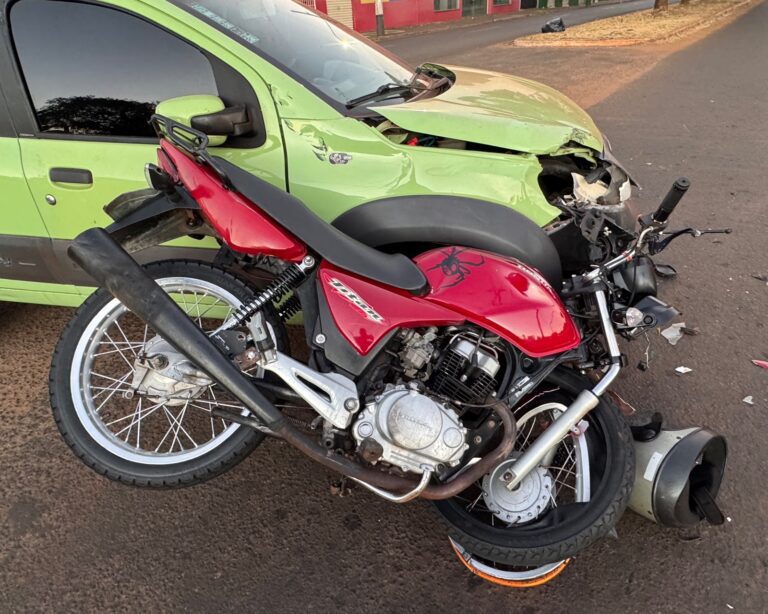 Motociclista em alta velocidade fica ferido após colidir com carro na Avenida Napoleão Faissol, em Ituiutaba