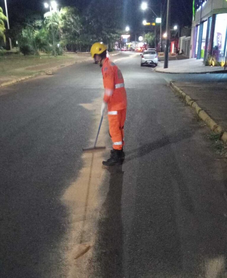 Bombeiros atuam após vazamento de óleo na Avenida José João Dib, em Ituiutaba