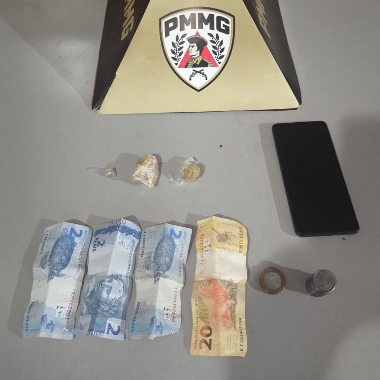 Mulher é presa pela PM por tráfico de drogas no bairro Satélite Andradina, em Ituiutaba