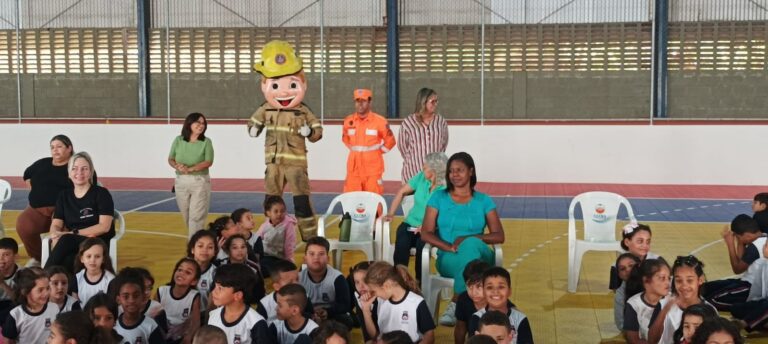 Bombeiros realizam palestra educativa sobre queimadas na Escola Municipal Rosa Tahan, em Ituiutaba