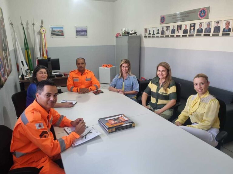 Bombeiros e Secretaria de Educação realizam reunião para discutir a expansão do projeto “Bombeiro nas Escolas”