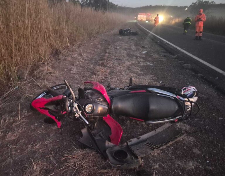 Dois motociclistas morrem após colisão frontal com caminhonete em Sacramento