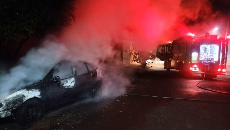 Carro é destruído por incêndio no bairro Maria Vilela, em Ituiutaba