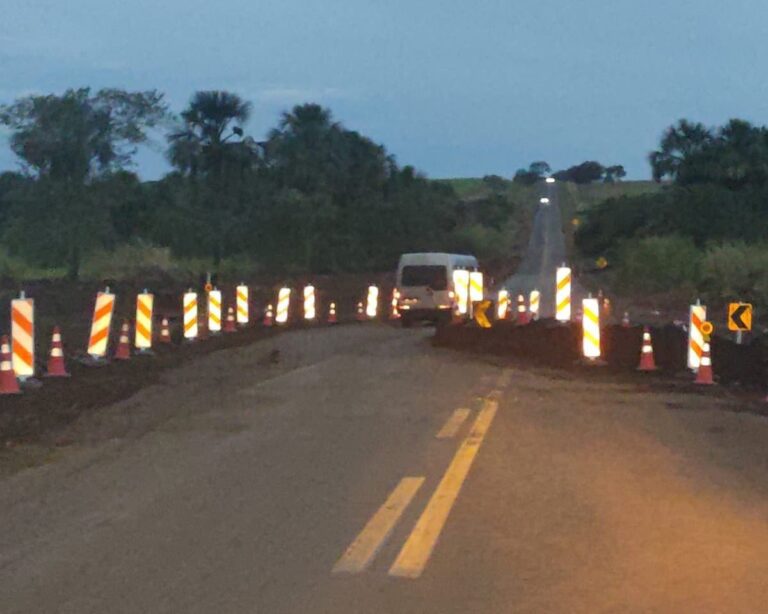 Quebra-molas temporários são colocados na MGC-154 durante obras na ponte do Ribeirão dos Baús, entre Ituiutaba e Capinópolis