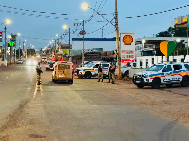 PM intensifica fiscalização e monta blitz na Av José de Magalhães Pinto, em Ituiutaba