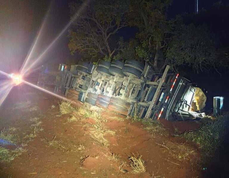 Caminhão tomba após motorista tentar evitar colisão frontal, em Uberlândia