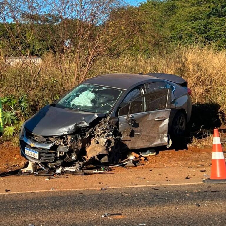 Três pessoas ficam feridas após batida entre dois carros em Araxá
