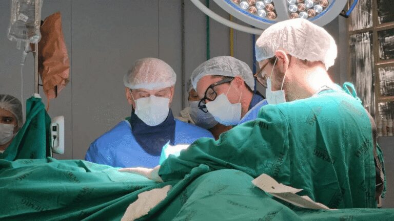 Paciente com lesão na medula recebe aplicação experimental de polilaminina em hospital de Barbacena (MG)