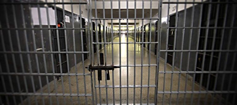Homem preso por matar o próprio filho de 3 meses é encontrado morto em presídio de Uberlândia