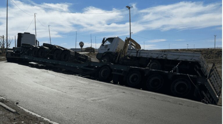 Carreta fica presa em alça da BR-050 e interdita acesso em Uberlândia