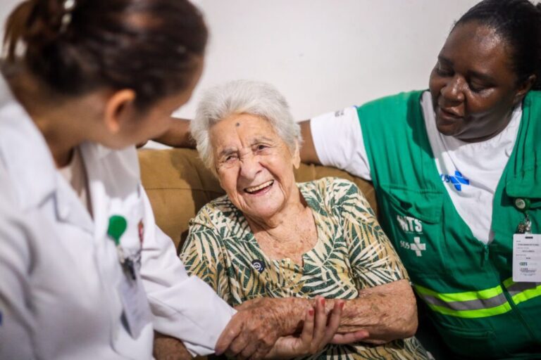 SUS passa atender idosos acamados em casa; saiba como solicitar serviço