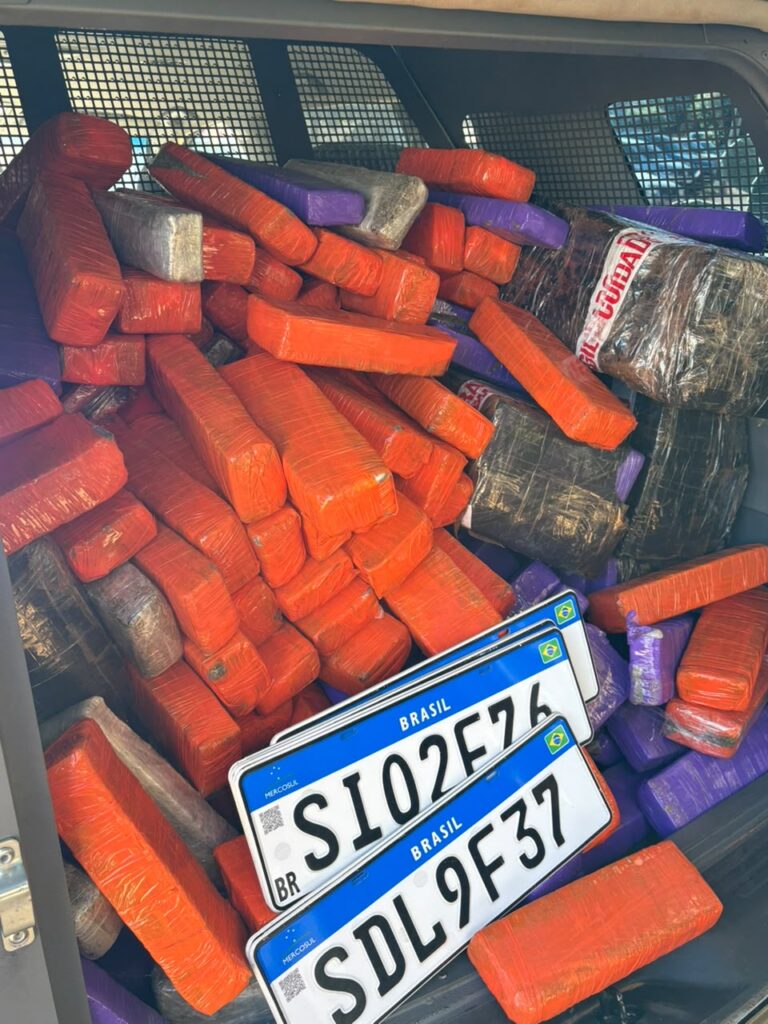 PM Rodoviária apreende 242 kg de maconha e prende seis em operação em Iturama