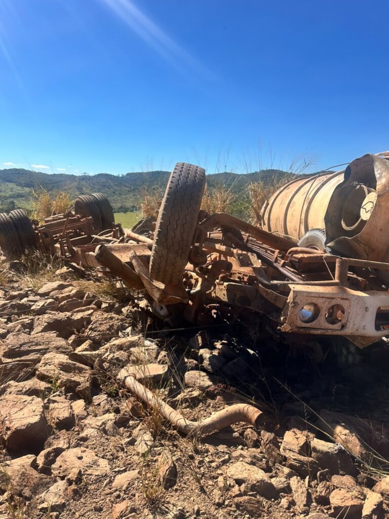 Motorista morre após caminhão tombar na subida da Serra da Bocaina, em Araguari