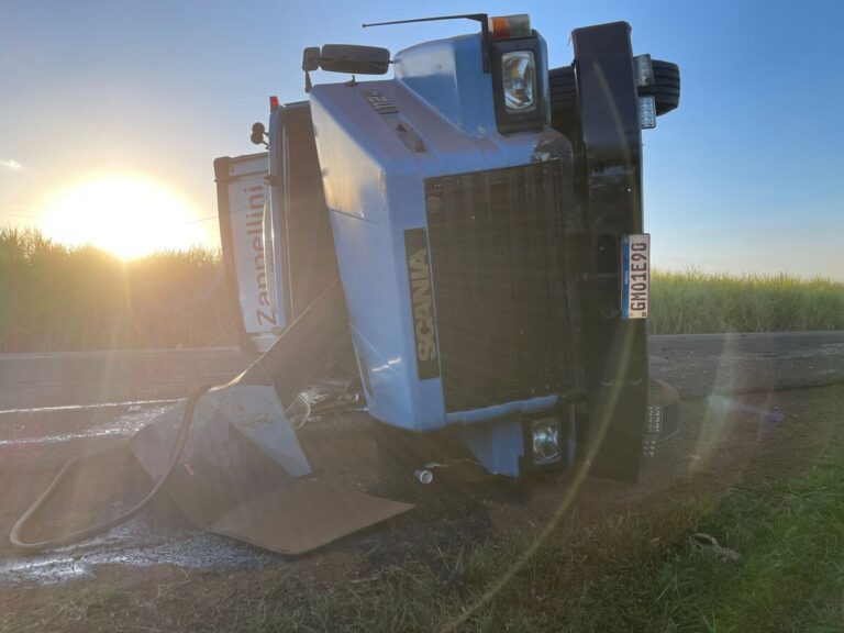 Caminhão tomba na MGC-455 e deixa uma pessoa gravemente ferida em Planura (MG)