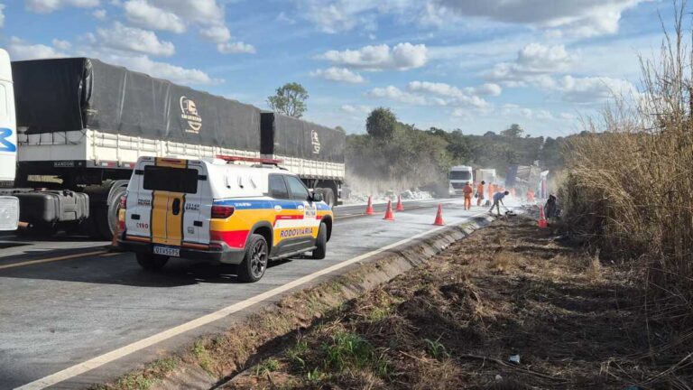 Acidente entre carretas deixa um morto e interdita a MGC-497, em Uberlândia