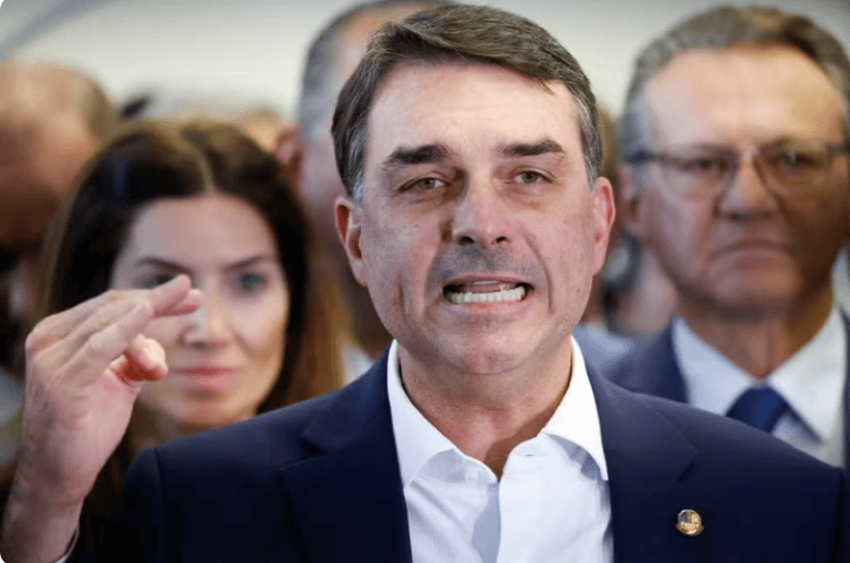 Flávio Bolsonaro vai aos EUA discursar em audiência pública sobre tarifas contra produtos brasileiros