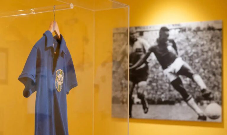Camisa de Pelé na Copa de 1958 é vendida por R$ 25 milhões