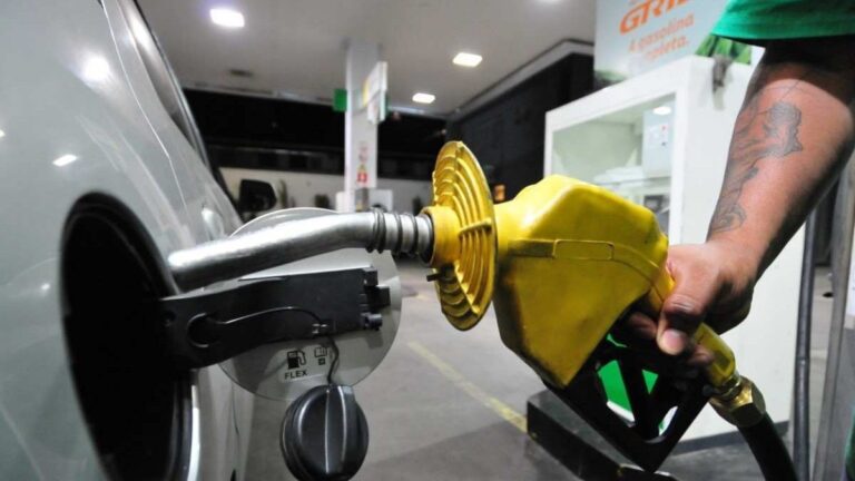 Gasolina custa R$ 6,16 e etanol R$ 3,77, em média, nos postos de Ituiutaba