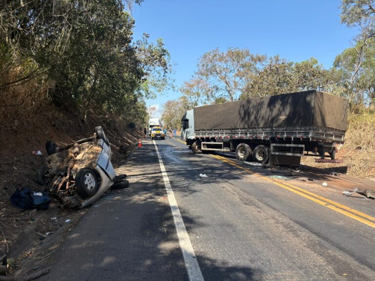 Motorista morre após carro invadir contramão e bater de frente com caminhão na MGC-452