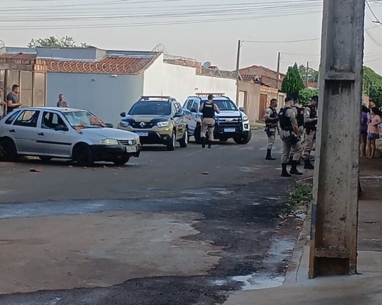 Motorista bate carro em portão, deixa crianças de 3 e 11 anos feridas e foge, causando revolta entre moradores em Ituiutaba