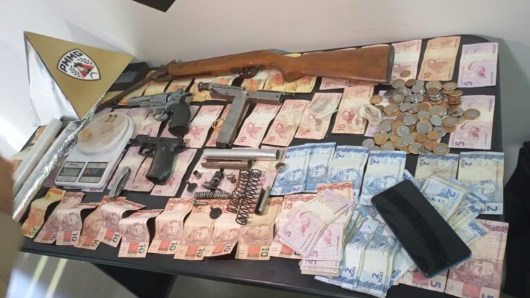 PMMG prende homem e apreende armas e drogas durante cumprimento de mandado em Capinópolis