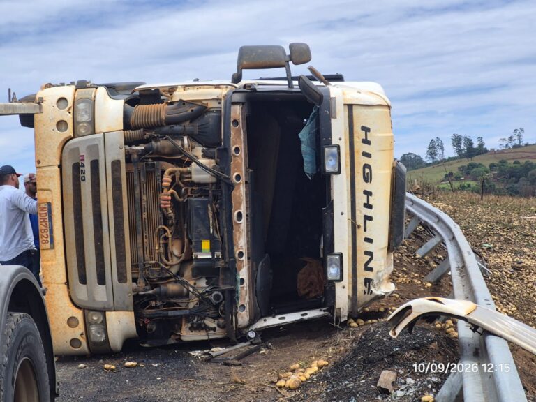 Motorista de 33 anos morre após carreta tombar na MG-428, em Sacramento