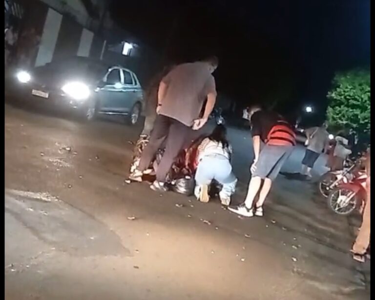  Motociclista fica debaixo de moto após acidente no Bairro Natal, em Ituiutaba