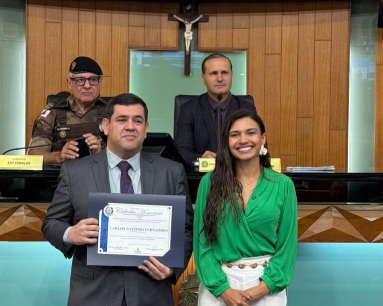Delegado da PCMG Carlos Fernandes recebe título de Cidadão Honorário de Uberlândia