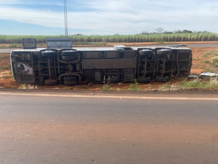 Ônibus com 51 passageiros tomba na LMG-799 e deixa 12 feridos em Uberaba