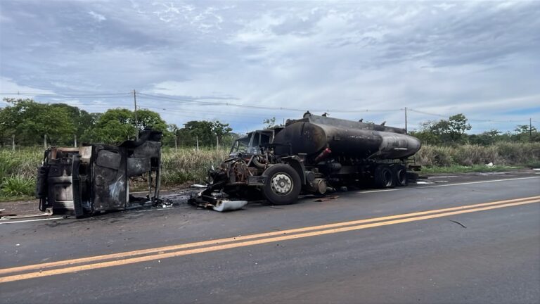 Caminhões batem de frente, pegam fogo e motorista fica gravemente ferido na MGC-497, em Uberlândia