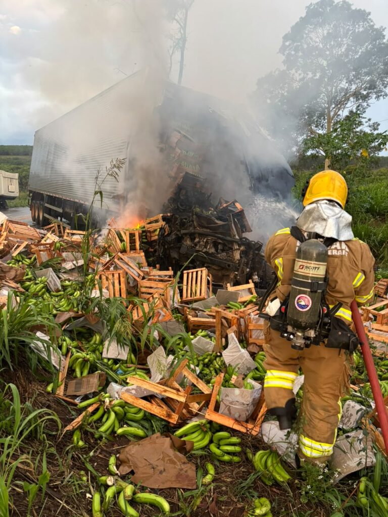 Bombeiros de Ituiutaba combatem incêndio em caminhão após acidente na MGC-497