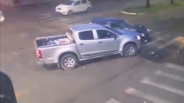 VÍDEO: Falha em semáforo provoca colisão entre caminhonete e carro na Napoleão Faissol, em Ituiutaba