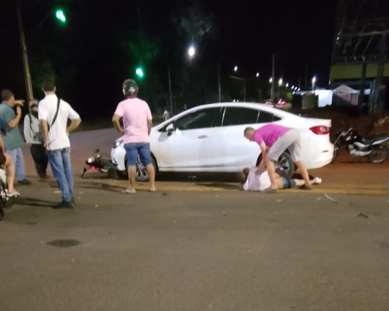 Motociclista supostamente embriagado avança sinal, bate em dois carros e sofre fratura exposta na Avenida 31, em Ituiutaba